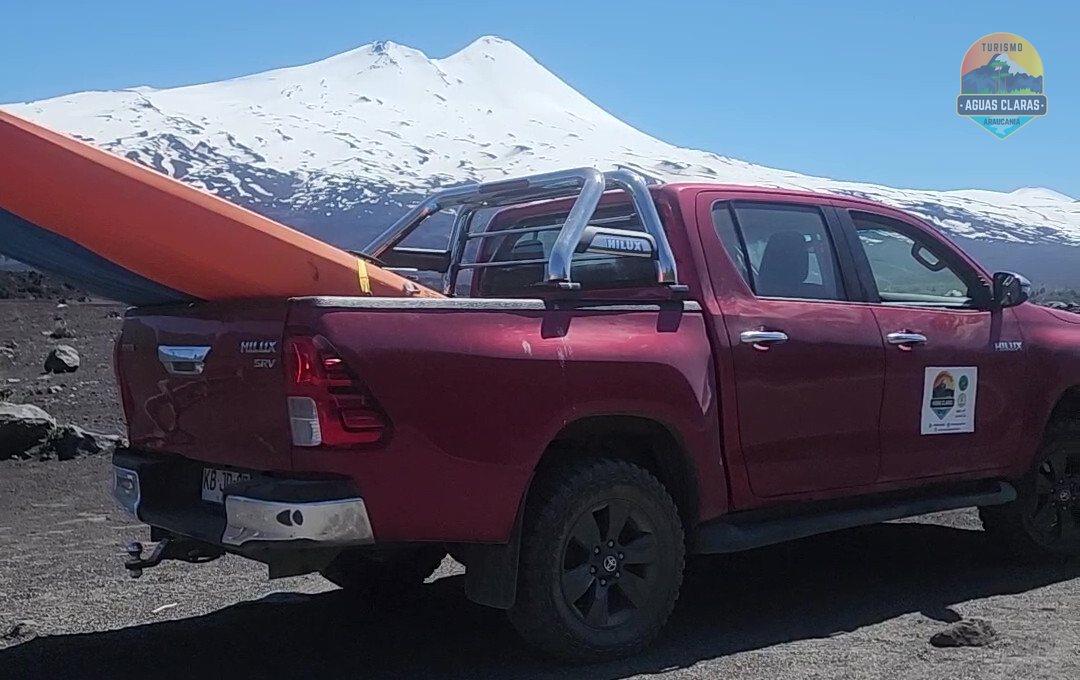 Camioneta 4x4 de Turismo Aguas Claras frente al volcán Llaima nevado, en el Parque Nacional Conguillío