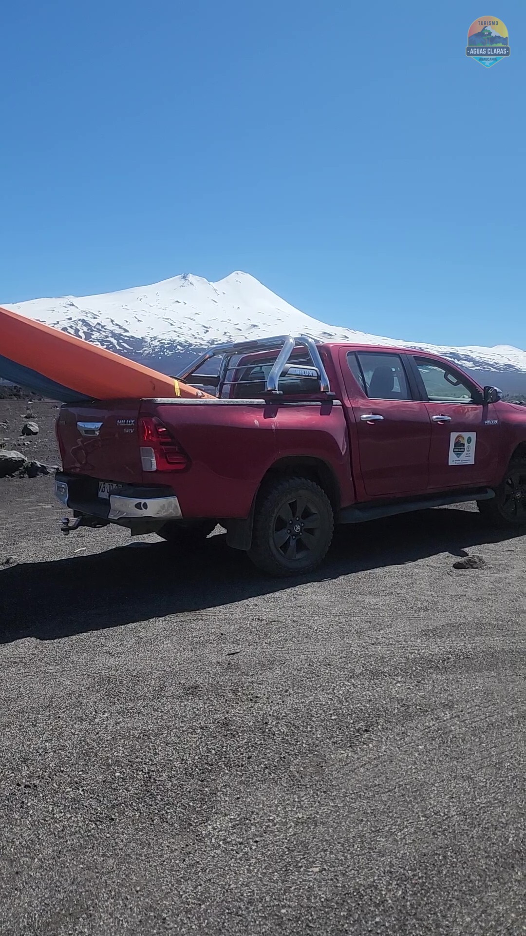 Camioneta 4x4 frente al volcán Llaima en el Parque Nacional Conguillío