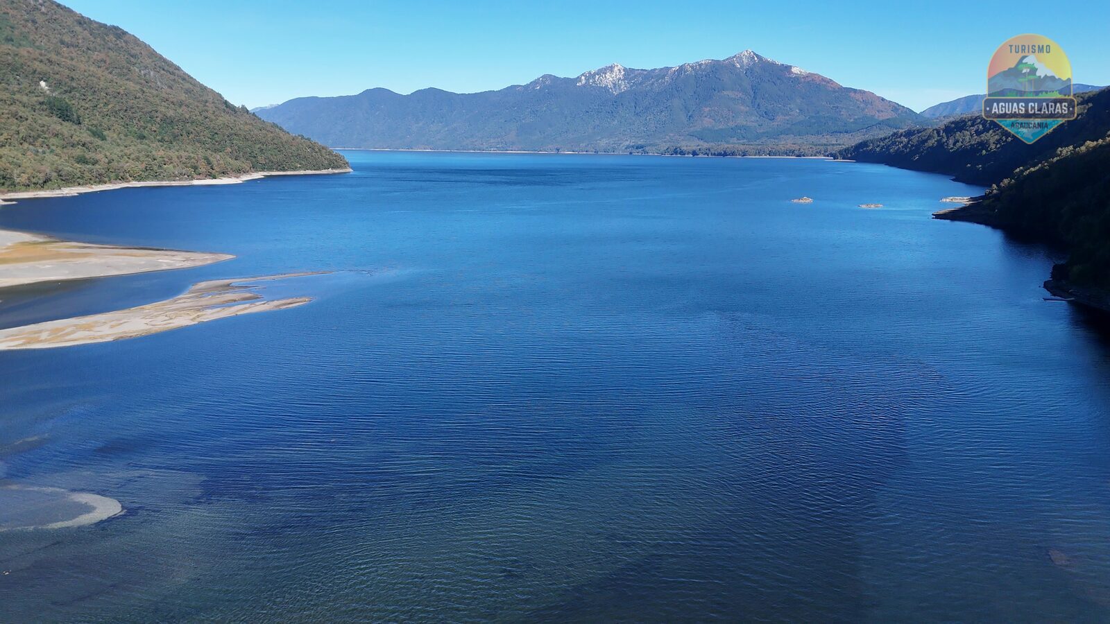 Volcán Villarrica junto al lago, vista desde Pucón, Araucanía, Chile