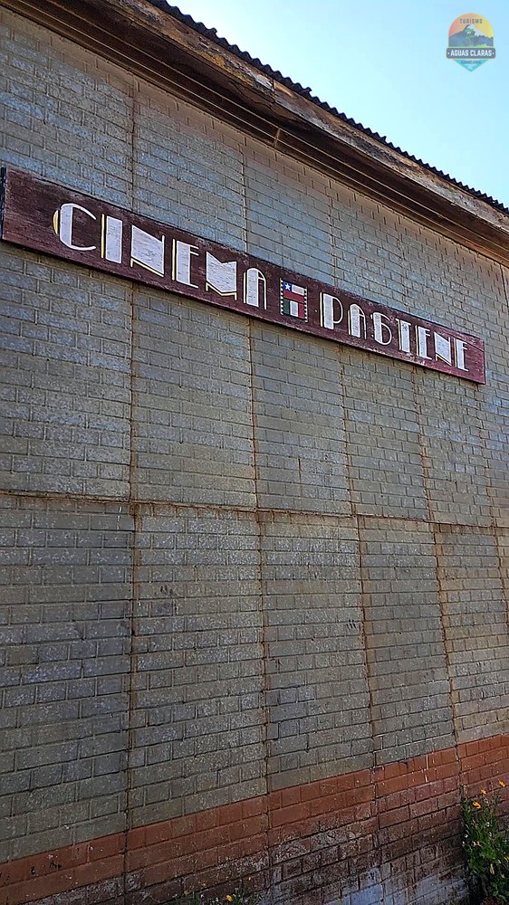 Fachada del histórico cine de Capitán Pastene
