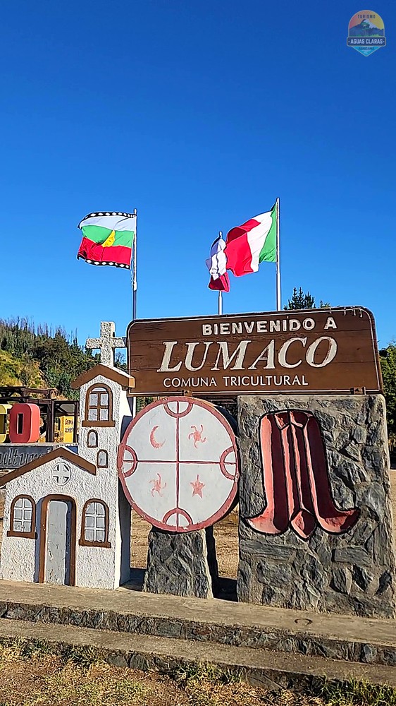 Letrero de Lumaco con las banderas de Chile e Italia, camino a Capitán Pastene