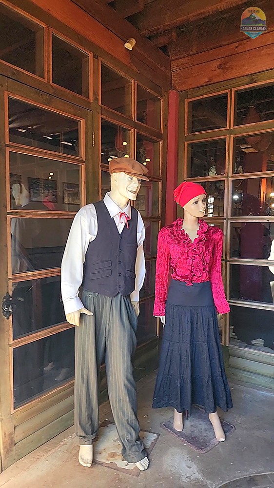 Vestimenta tradicional italiana exhibida en Capitán Pastene