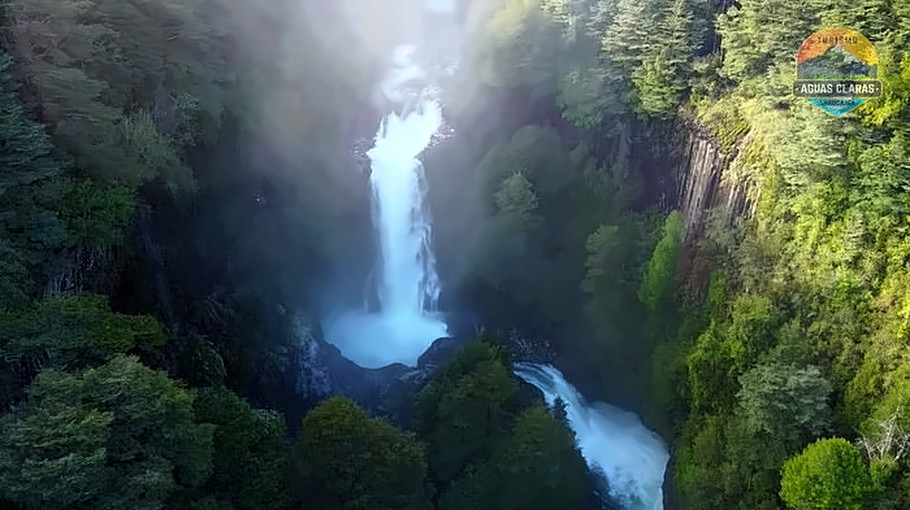 Confluencia de cascadas entre neblina, en el cañón de la Garganta del Brujo