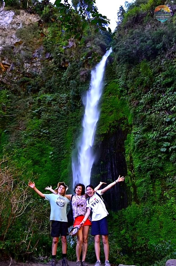 Familia frente al Salto El Canelo, cascada de 40 metros en Melipeuco