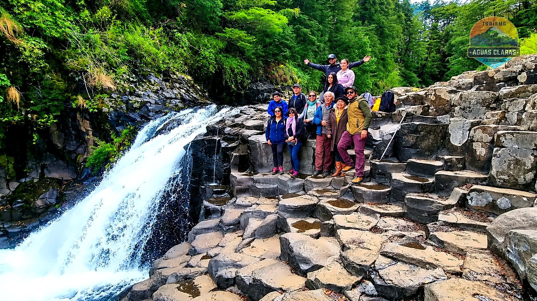 Grupo de Turismo Aguas Claras sobre las columnas basálticas de la Garganta del Brujo, en Cunco
