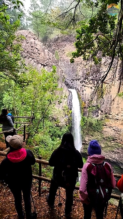 Senderistas observando la cascada Trapalco desde el mirador habilitado