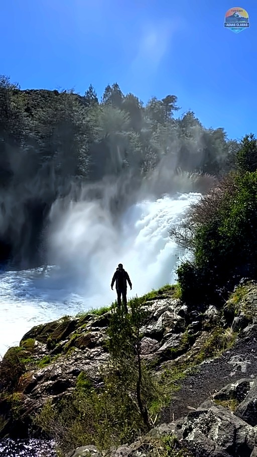 Visitante en el mirador del salto Truful Truful, Melipeuco