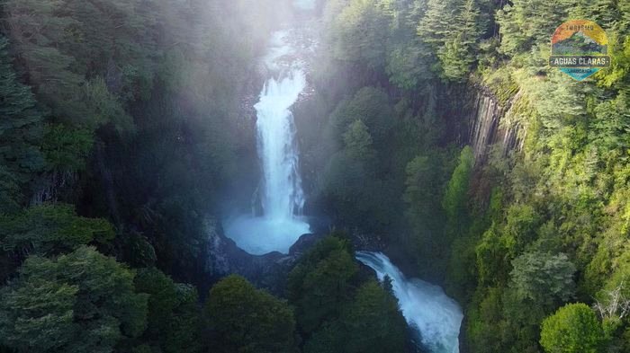 Vista aérea de la confluencia de dos cascadas entre neblina, en el Geoparque Kütralkura