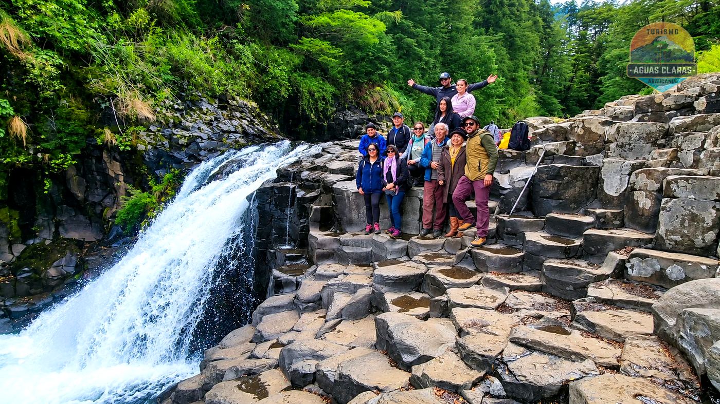 Tour Ruta de las Cascadas Kütralkura: grupo en la cascada Garganta del Brujo