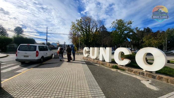 Grupo de pasajeros en el punto de encuentro de Cunco, antes de partir al tour