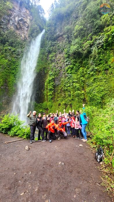 Grupo de pasajeros frente al Salto del Canelo, en la Ruta de las Cascadas Kütralkura