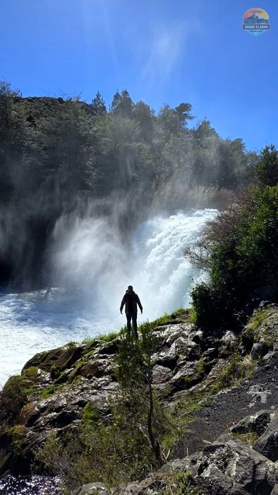 Visitante en el mirador del salto Truful Truful, con el cielo despejado de fondo