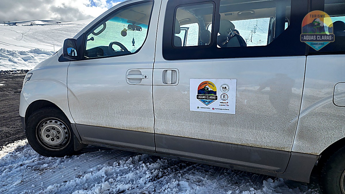 Furgón de turismo de Aguas Claras estacionado en la nieve de Corralco