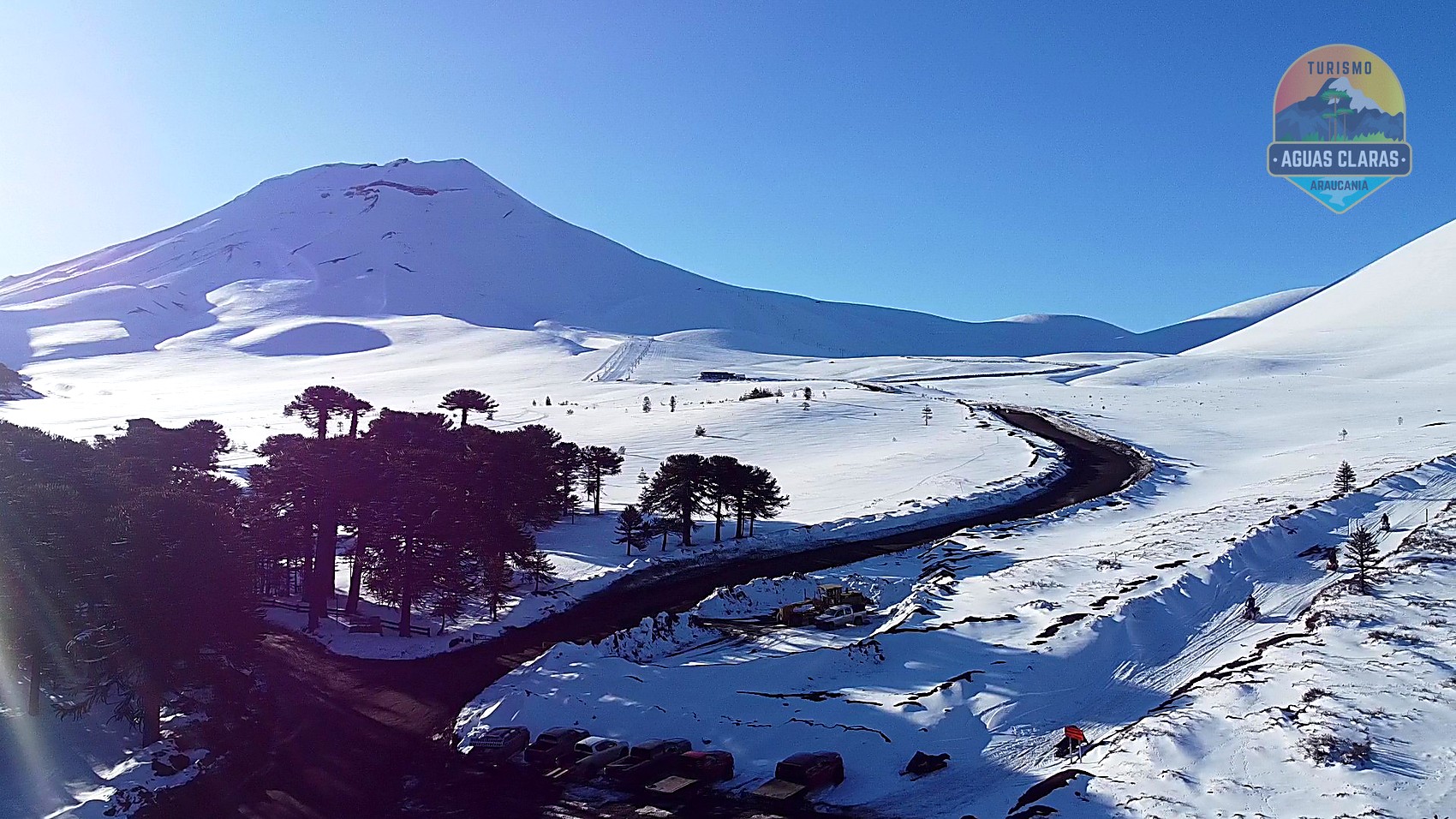 Vista aérea del centro de ski Corralco: araucarias, el camino entre la nieve y el volcán Lonquimay